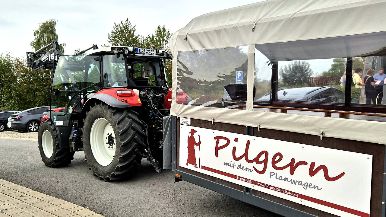 Planwagen von 3Klang mit Traktor bei Kallenhardt
