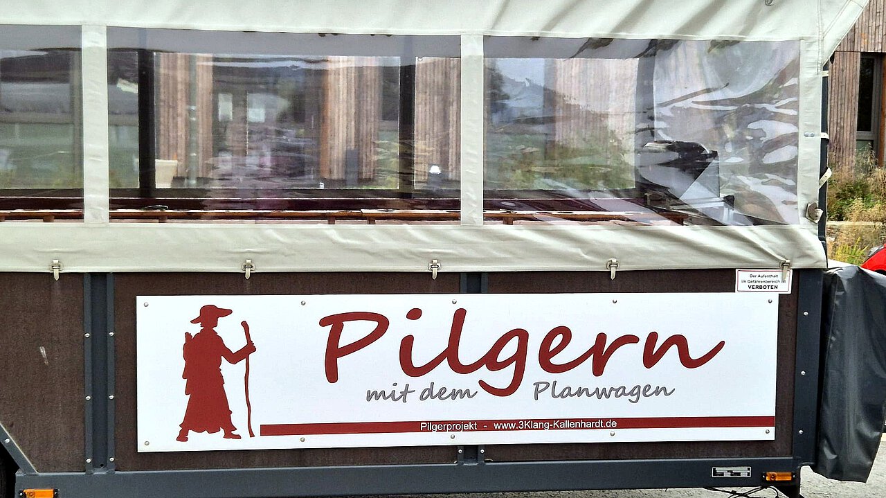 Hinweisschild zum Pilgern mit dem Planwagen bei Kallenhardt