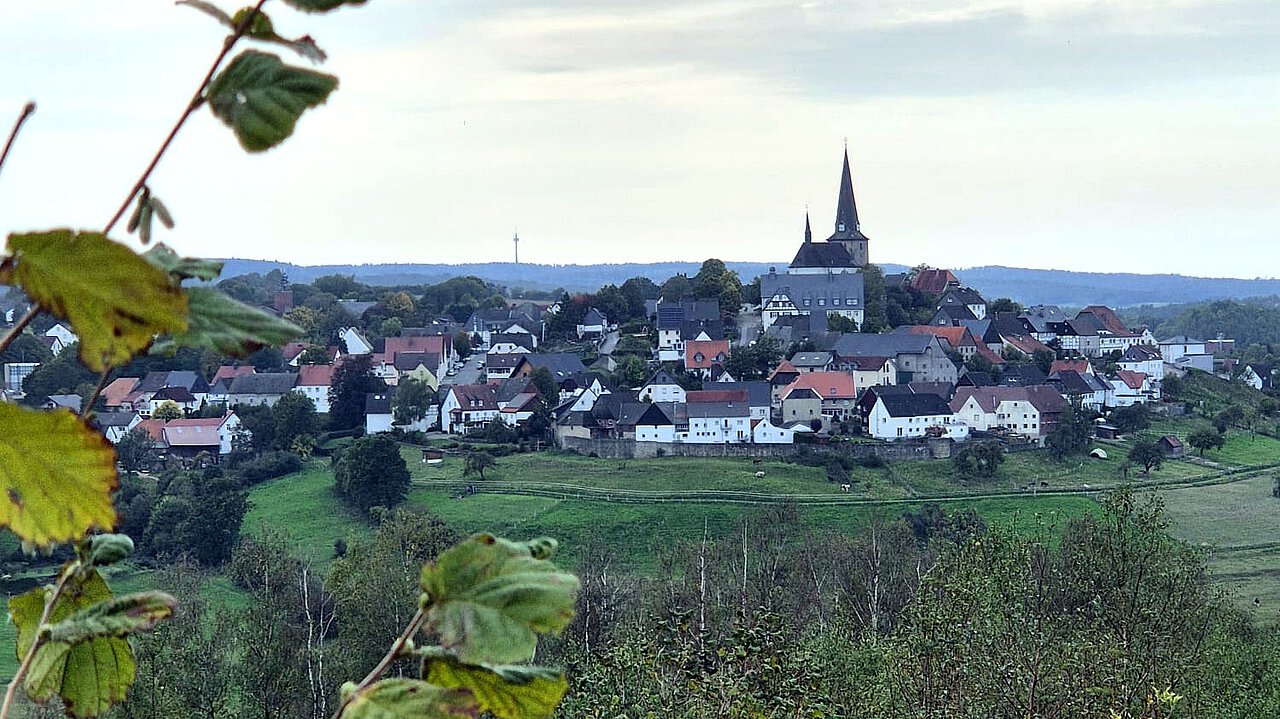Blick auf Kallenhardt beim Planwagenpilgern